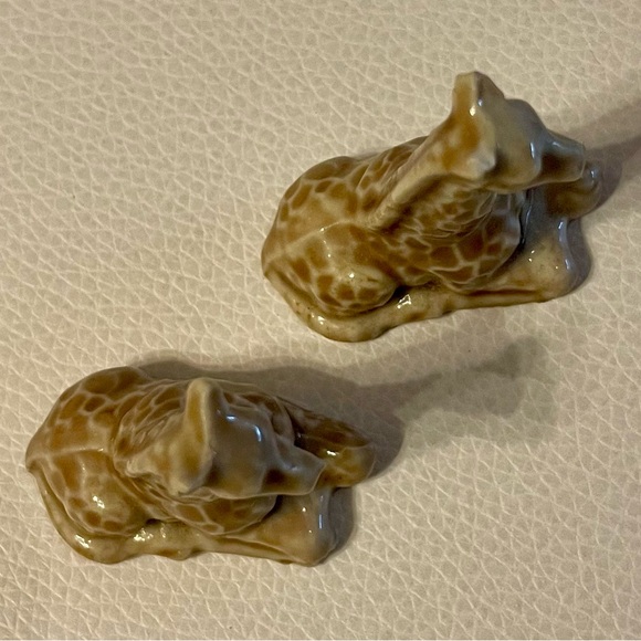 WADE Collectables - 2 GIRAFFES made of  porcelain ceramic /1.5” wide x 1.5” tall - Picture 2 of 6